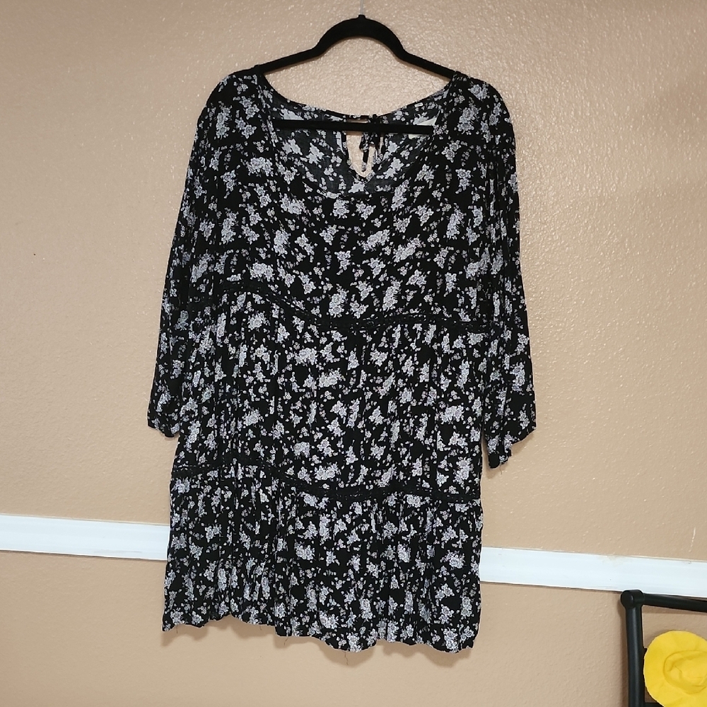 Southern Stitch Black and Gray Crew Neck Minidress with Bishop Sleeves